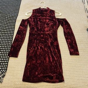 Like new lulus maroon crushed velvet long sleeve cold shoulder holiday dress XS